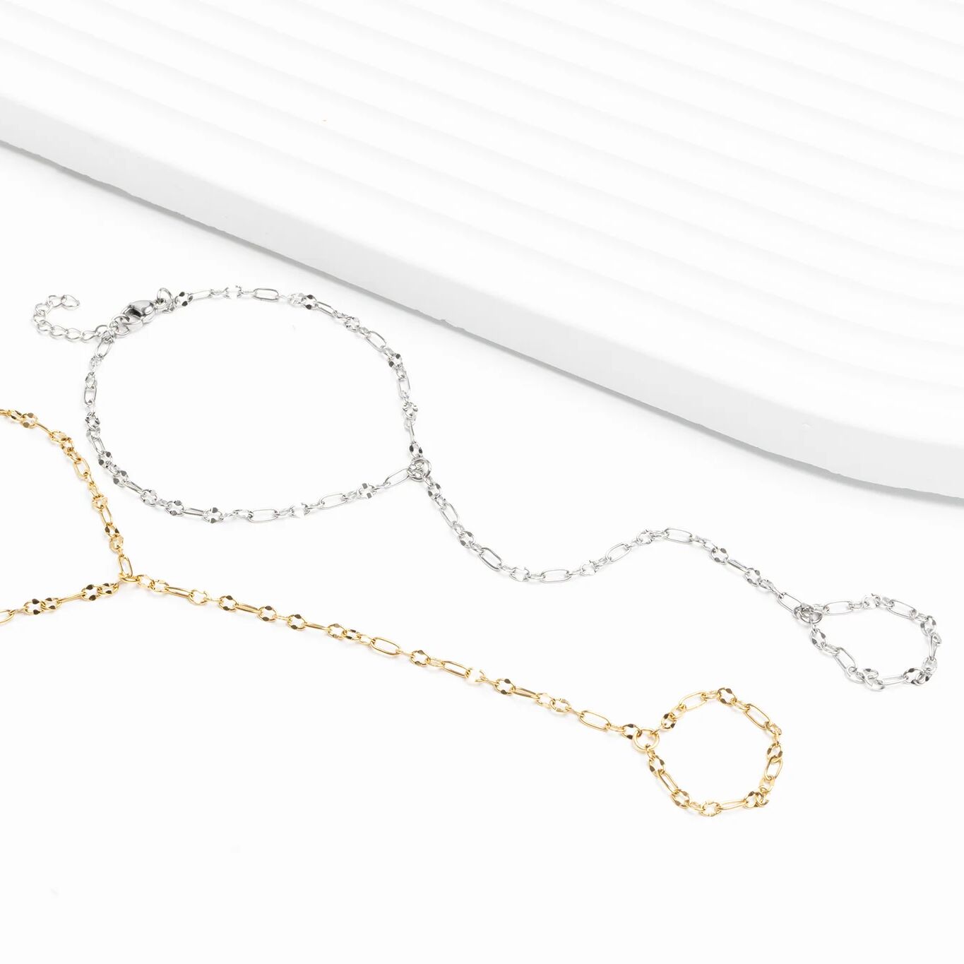 18K Gold PVD Stainless Steel Smooth Lip Hand Chain