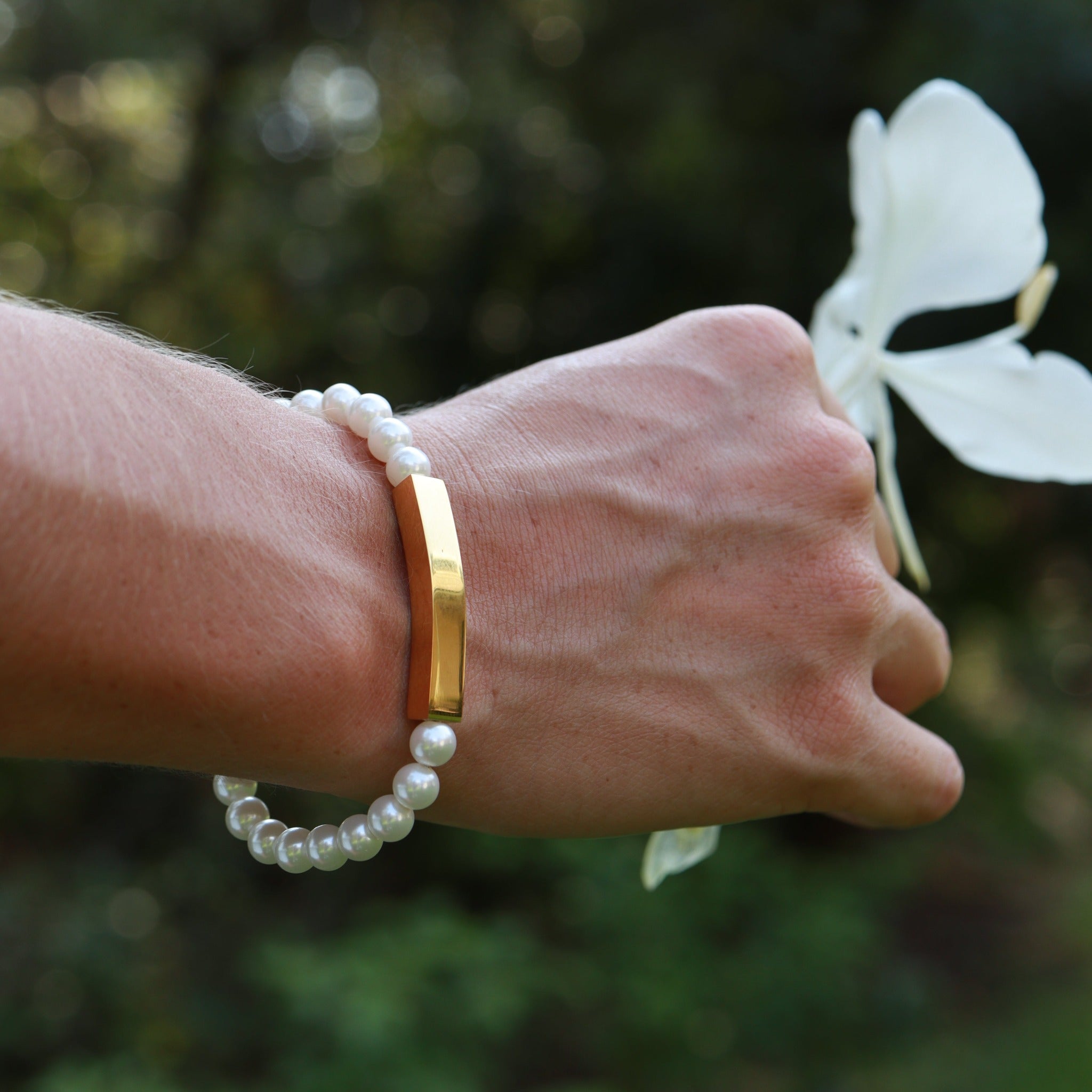 18K Gold PVD Stainless Steel Pearl Engravable Stretch Curved Bar Bracelet