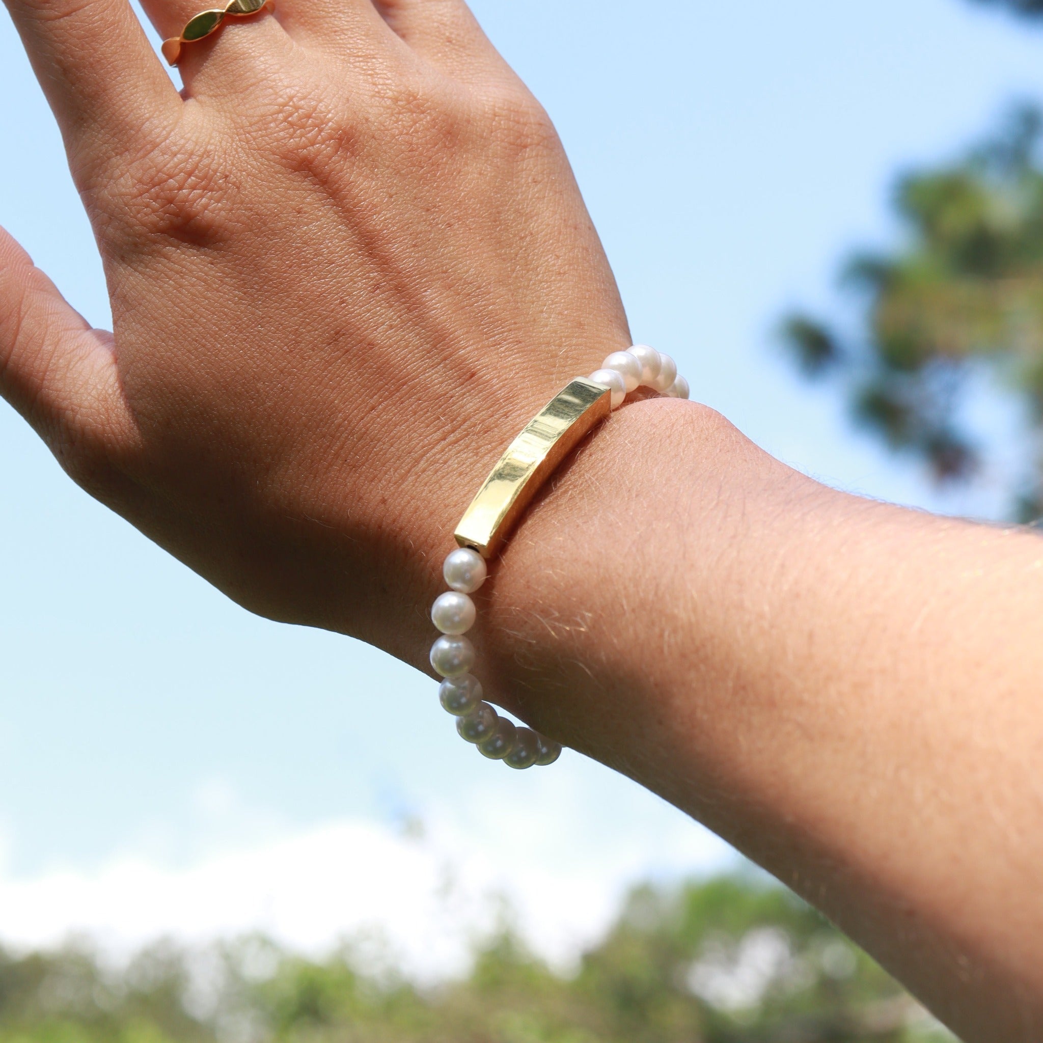 18K Gold PVD Stainless Steel Pearl Engravable Stretch Curved Bar Bracelet