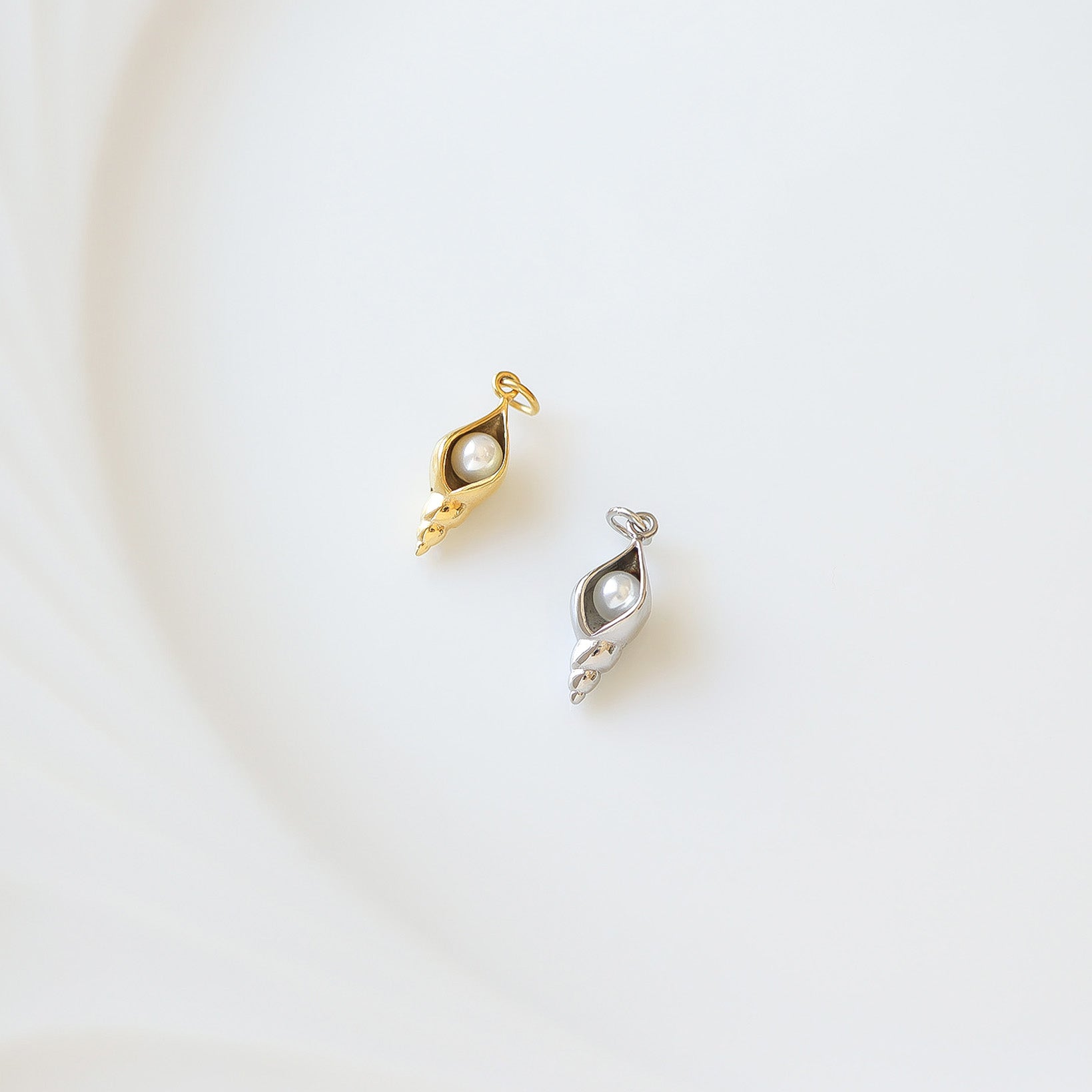 18K Gold PVD Stainless Steel Conch Shell with Pearl Charm