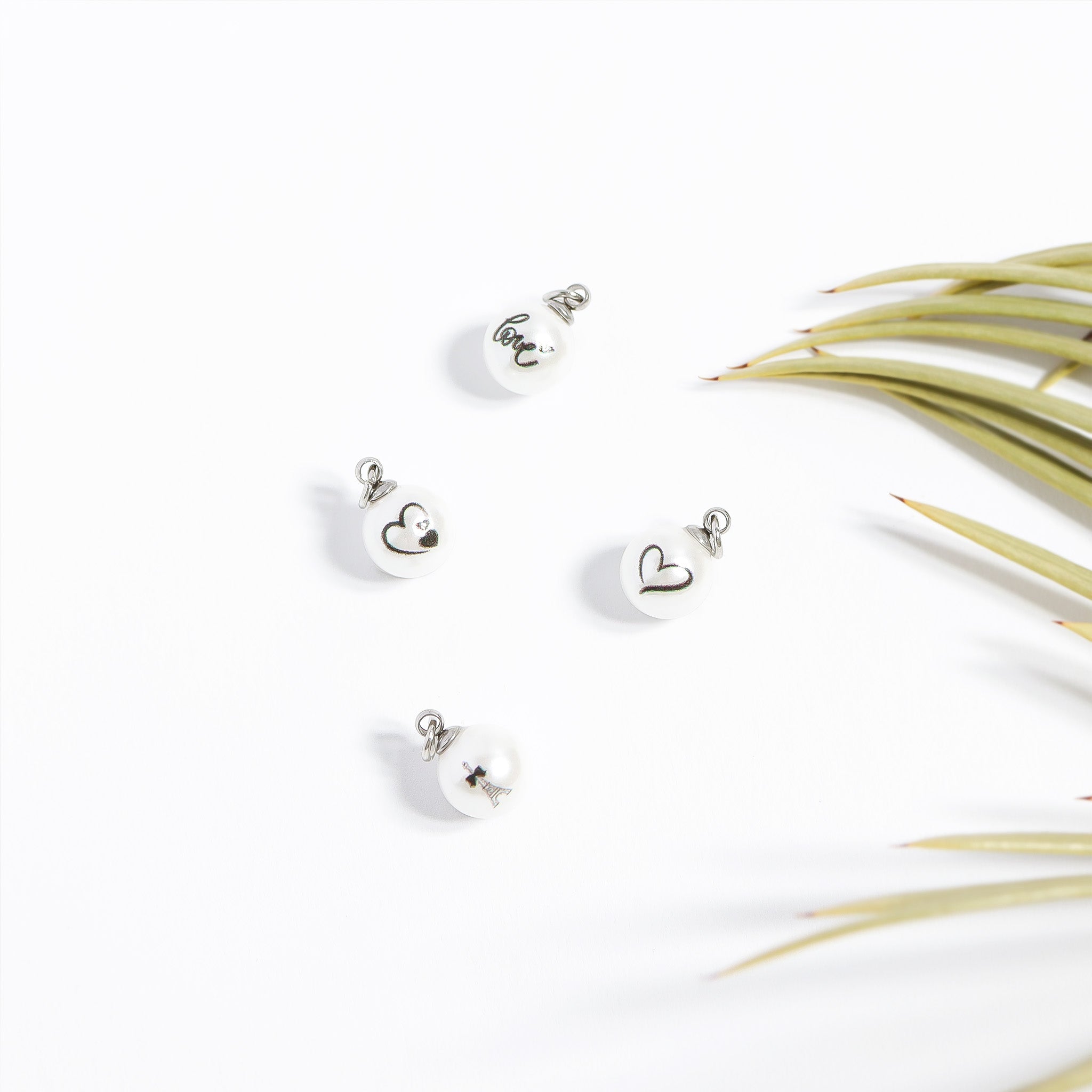 18K Gold PVD Stainless Steel 8mm Triple Heart Printed Pearl Charm